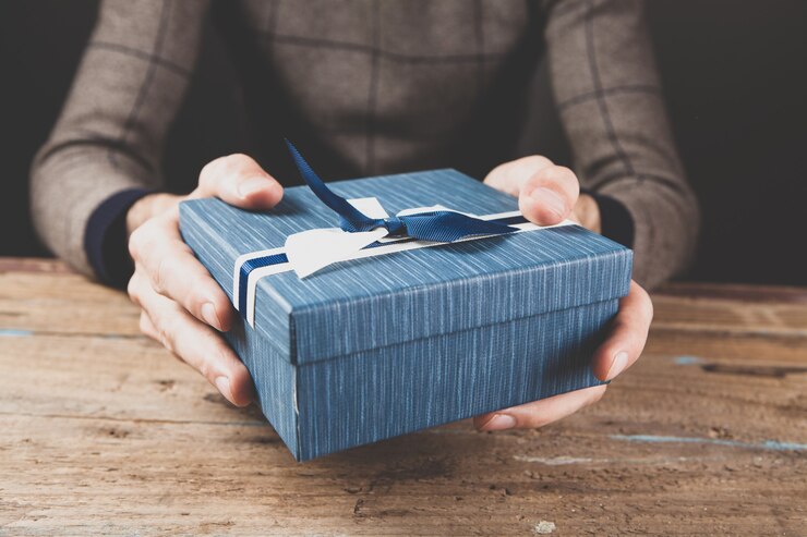 Top 13 Gifts For Boyfriend To Make Him Smile Throughout The Year