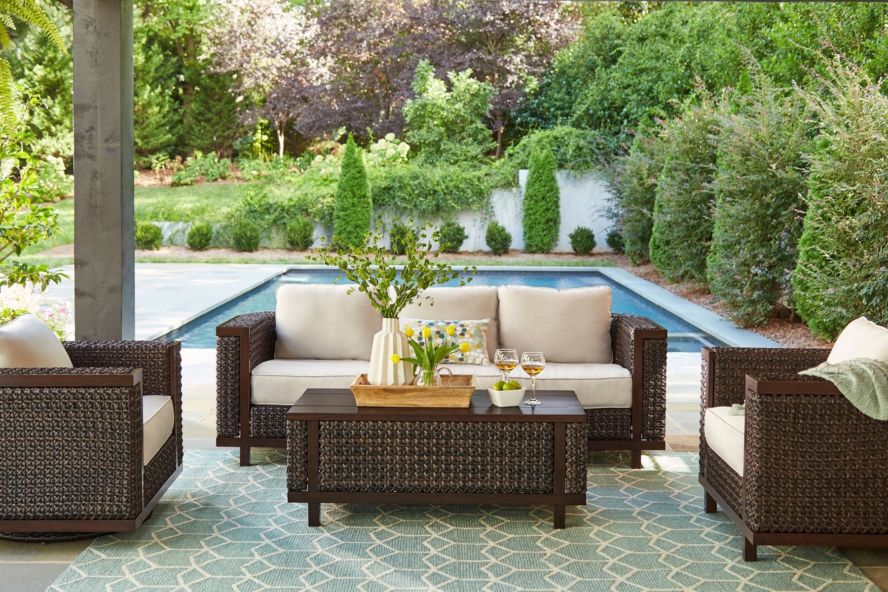 Super fun ways to decorate your patio with outdoor seating chairs