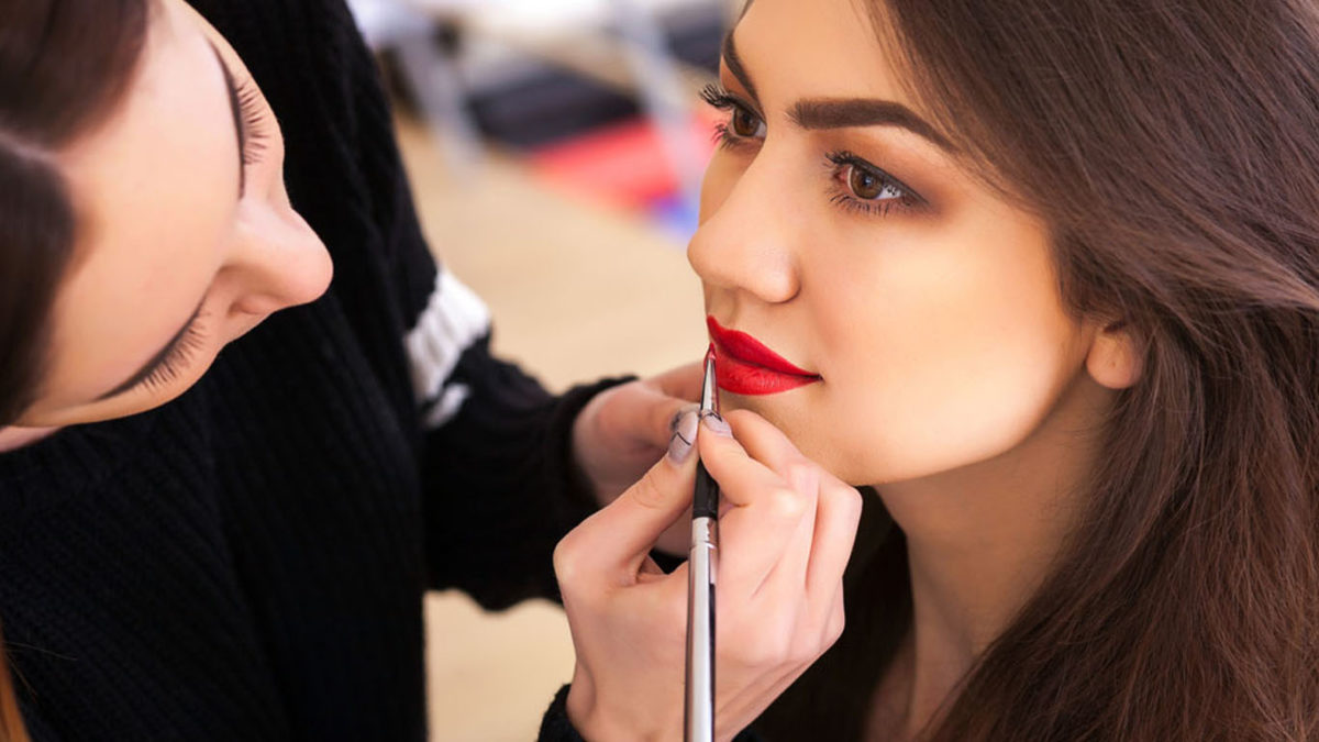 The services provided by the self makeup artists in Delhi 