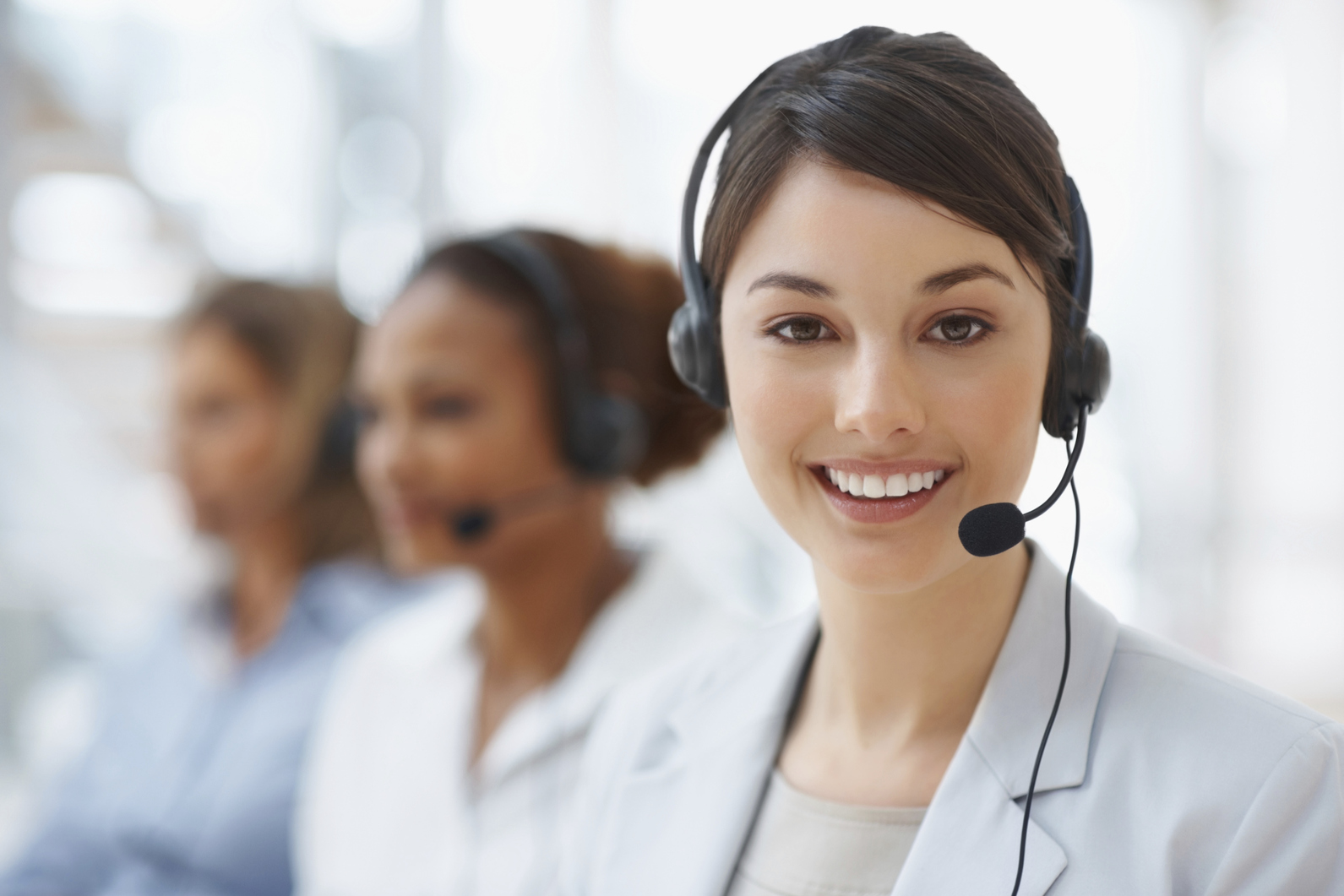 What Features and Trends to Look for in Call/Contact Center Software to Stay Competitive?