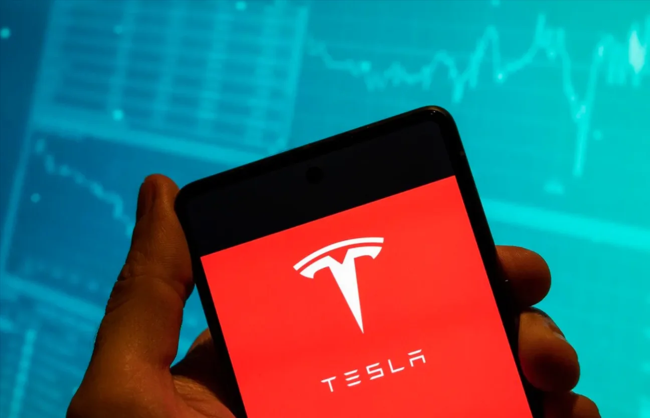 How Singapore Investors Approach TSLA in a High-Volatility Market